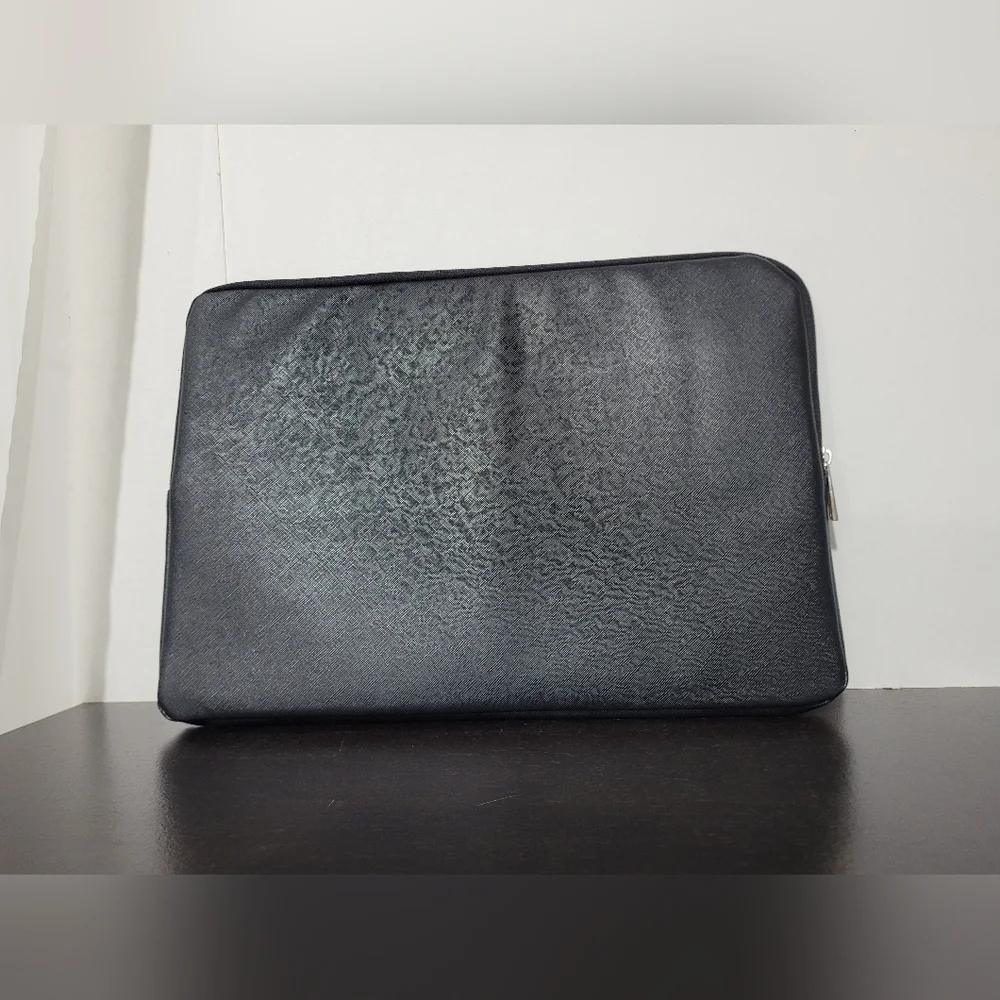 GUESS Los Angeles Black Laptop Zipper Case – Sleek Protective Sleeve for 14